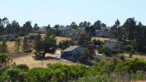 P1000461_3264x1840 Houses on a hill in Cambria.